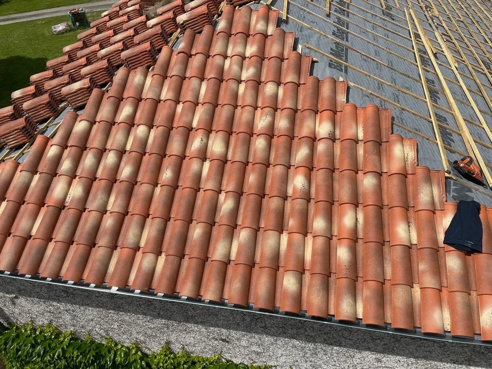 Toiture en tuiles rénovée par BS à la hauteur à Marseille