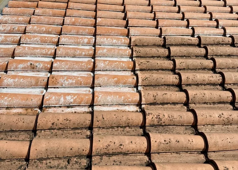 Détail d'une toiture en tuiles à réparer